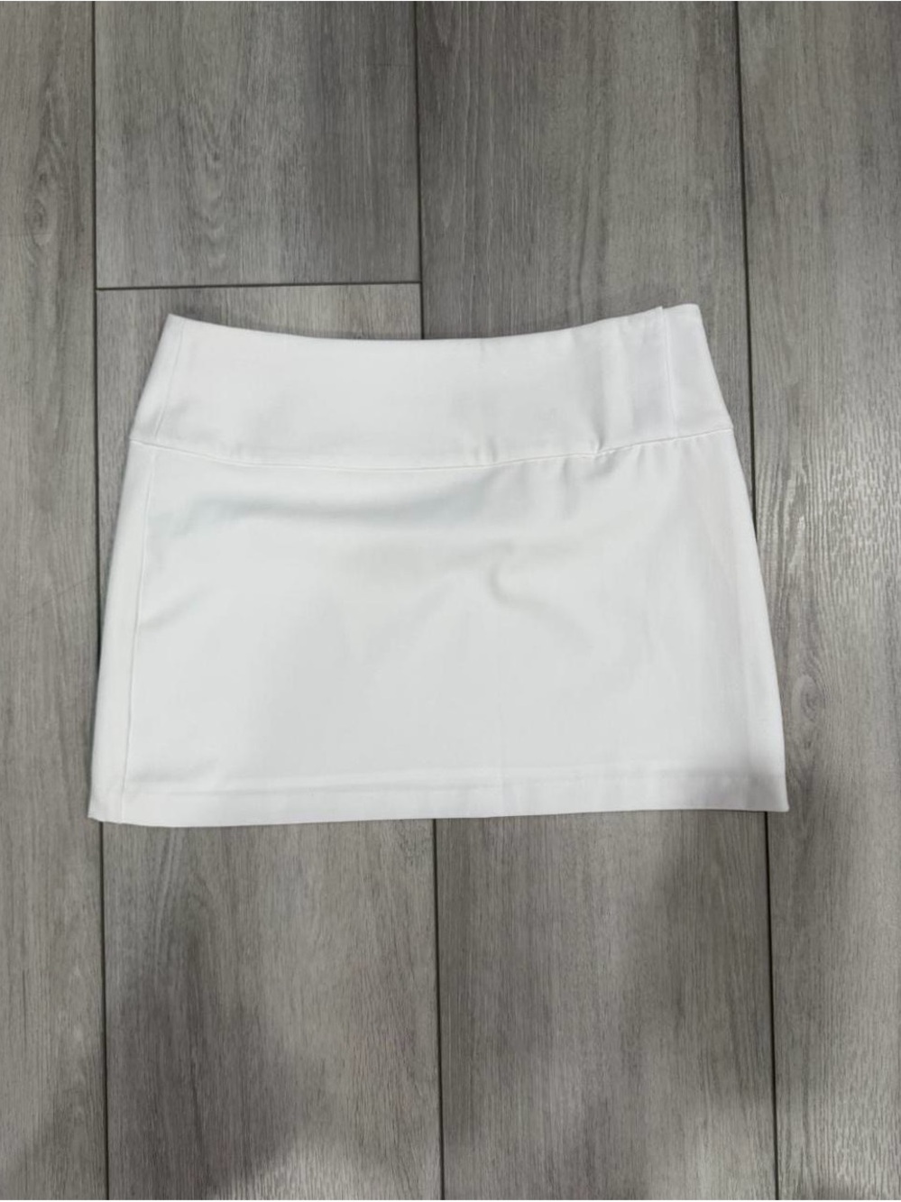 Sun-Deh Classic White Women's Mini Skirt — Size 2